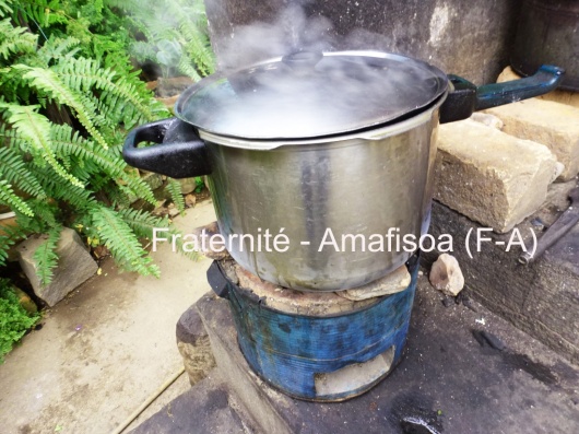 Utilisation du Fatapera pour cuire du riz. Le charbon de bois est utilisé comme combustible.